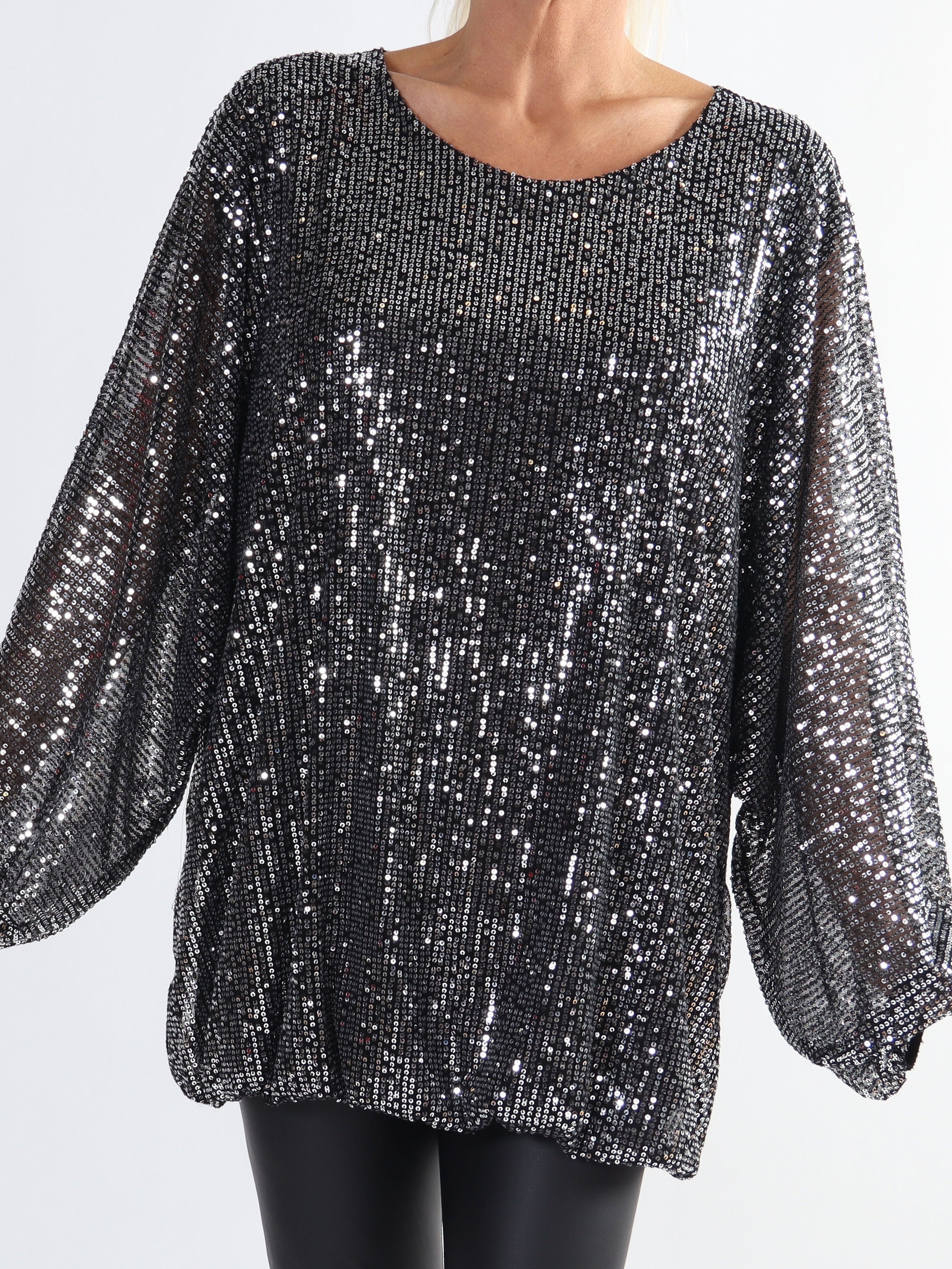 Destiny - Paljettblus med fladdermusärmar i plus size-modell